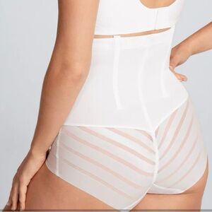 Honey Love Queen Brief Shape wear. Xl. White
